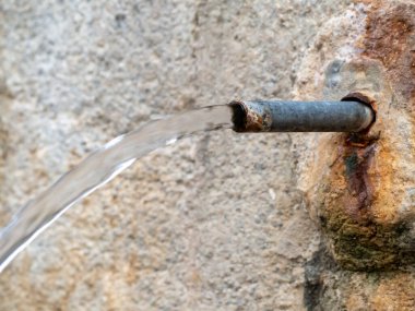 Dağdaki antik içme suyu kaynağı.