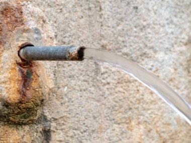 Dağdaki antik içme suyu kaynağı.