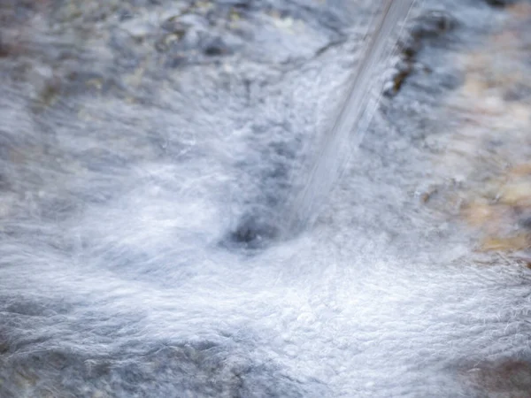 Burbujas de agua que fluyen de una fuente de agua potable en la naturaleza — Foto de Stock