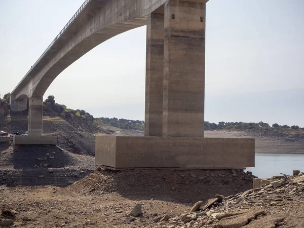 Ponte de concreto em construção sobre um reservatório — Fotografia de Stock