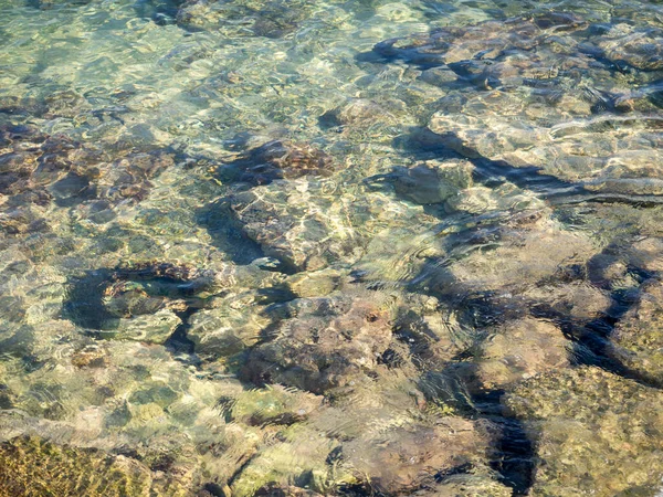 Transparant water op een strand van ibiza in de Middellandse Zee — Stockfoto