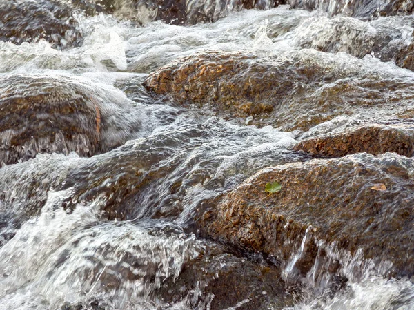 汚染された川の水。気候変動の概念 — ストック写真