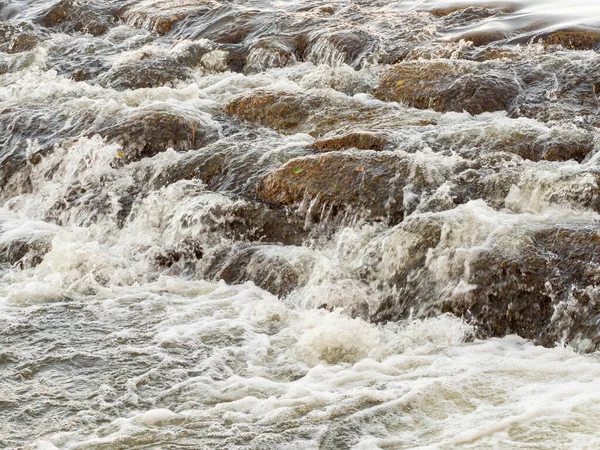 Flodvatten förorenat av föroreningar. Klimatförändringskoncept — Stockfoto