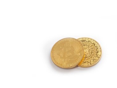 Altın Bitcoin beyaz arka planda izole. Yüksek çözünürlüklü fotoğraf. Tam alan derinliği.