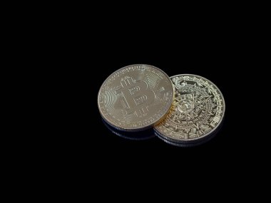 Altın Para Bitcoin Karanlık Arkaplanda. Şifreleme para birimi siyah izole