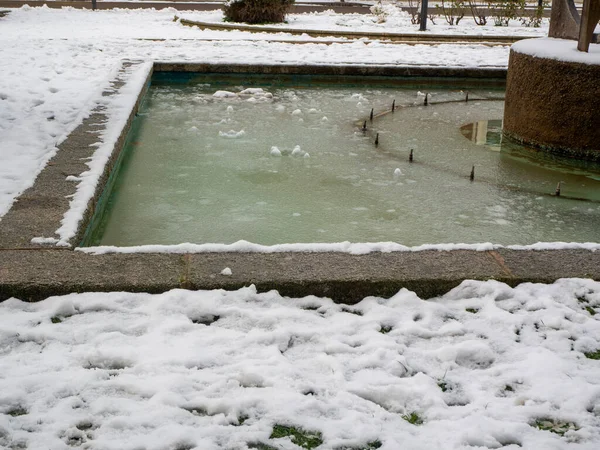 Kışın şehirde karlı bir cadde. Kış konsepti