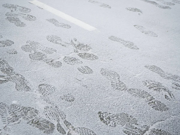 Kışın şehirde karlı bir cadde. Kış konsepti