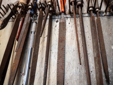 Eski bir garajda bir sürü paslı alet var. 