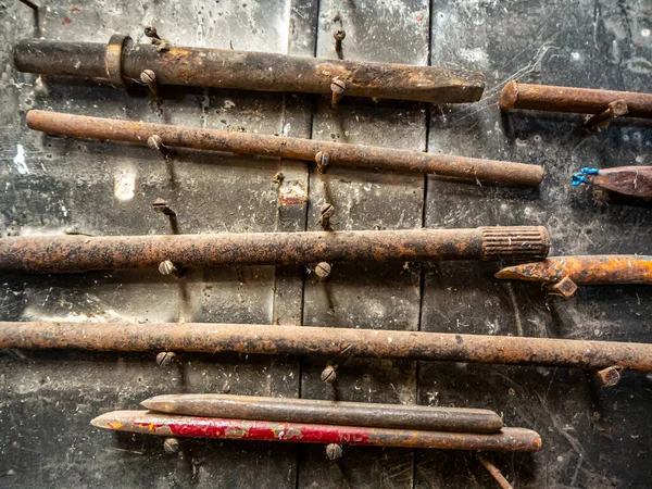 Eski bir garajda bir sürü paslı alet var. 