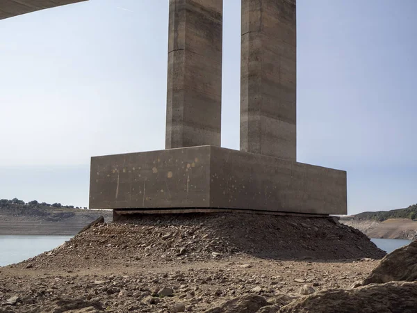 Pont en béton en construction au-dessus d'un réservoir — Photo