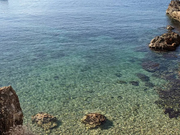 Transparant water op een tropische oceaankust. Zomervakantie concept — Stockfoto