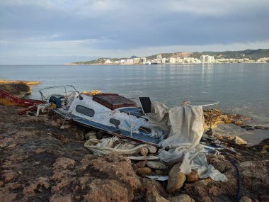 İbiza adasındaki San Antonio körfezindeki gemi enkazı.