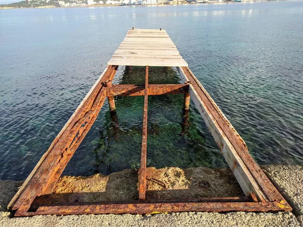 Antiguo embarcadero de madera en una bahía de la isla de Ibiza. Concepto vacaciones de verano. — Foto de Stock