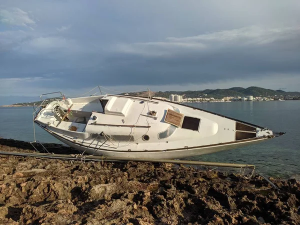Schipbreuk in de baai van San Antonio op Ibiza eiland Rechtenvrije Stockfoto's