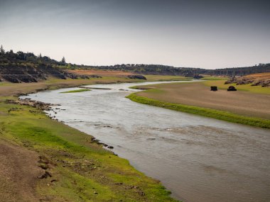 Yıldız Köprüsü 'nde kuraklıkla dolu bir rezervuar. İklim değişikliği kavramı