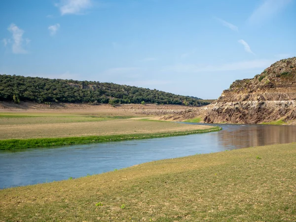 Reservatório com seca na Ponte Estelar. Conceito de mudança climática — Fotografia de Stock