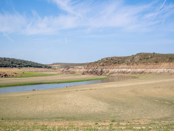 Reservatório com seca na Ponte Estelar. Conceito de mudança climática — Fotografia de Stock