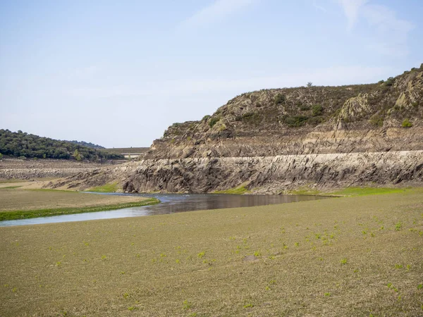 Reservatório com seca na Ponte Estelar. Conceito de mudança climática — Fotografia de Stock