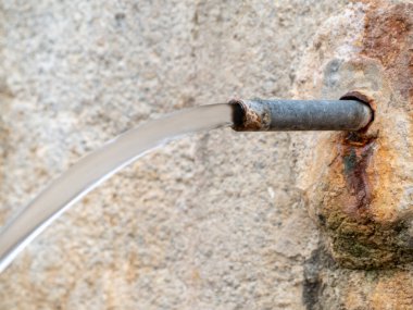 Dağdaki antik içme suyu kaynağı.