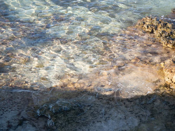 Transparant water op een strand van ibiza in de Middellandse Zee — Stockfoto