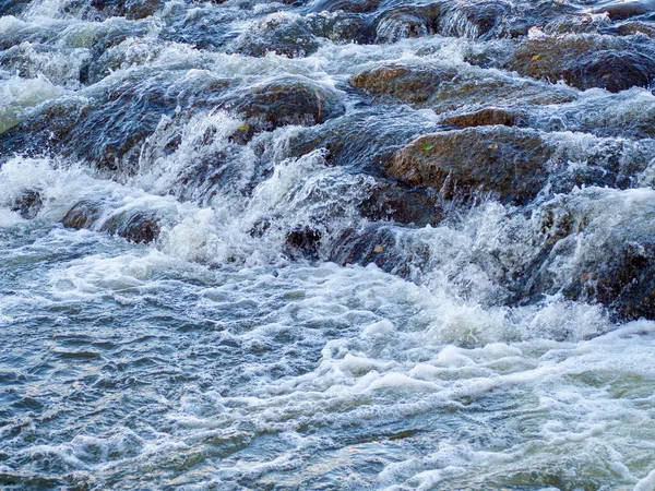 Water dat stroomt in een rivier van helder water uit de bergen. — Stockfoto