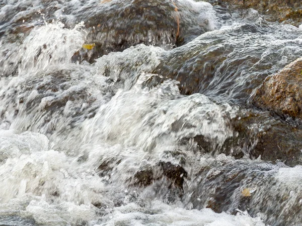 Acqua che scorre in un fiume di acqua limpida dalle montagne. — Foto Stock