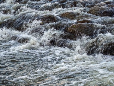 Dağlardan akan temiz bir nehirden akan sular..