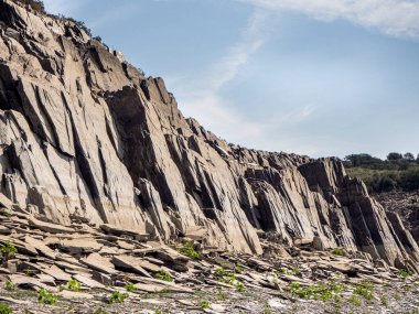Renkli levha parçaları doğada çürümüş.