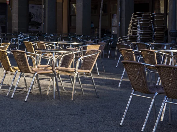 Leere Stühle und Tische im geschlossenen Außenrestaurant — Stockfoto
