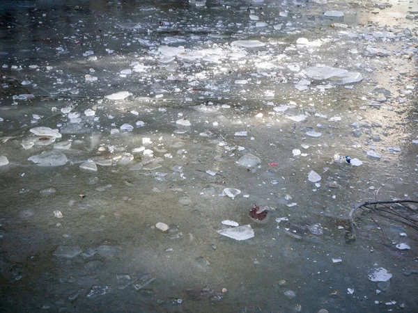 Büyük bir buz tabakasıyla kışın buz nehri