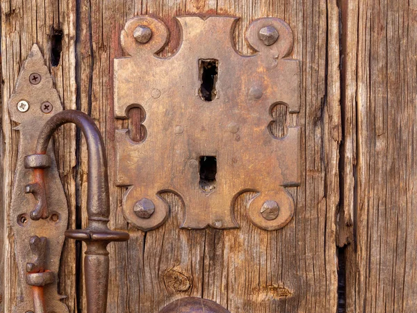 Fechadura de metal de uma velha porta de madeira — Fotografia de Stock