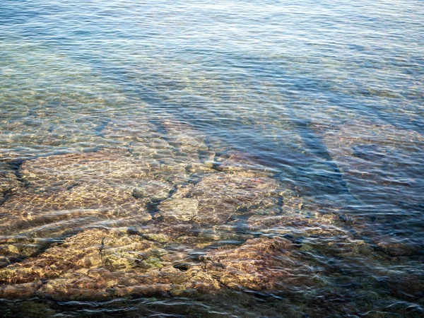 Agua transparente en una playa de ibiza en el mar Mediterráneo — Foto de Stock