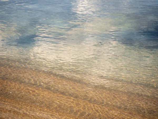 Akdeniz 'de İbiza sahilinde şeffaf su