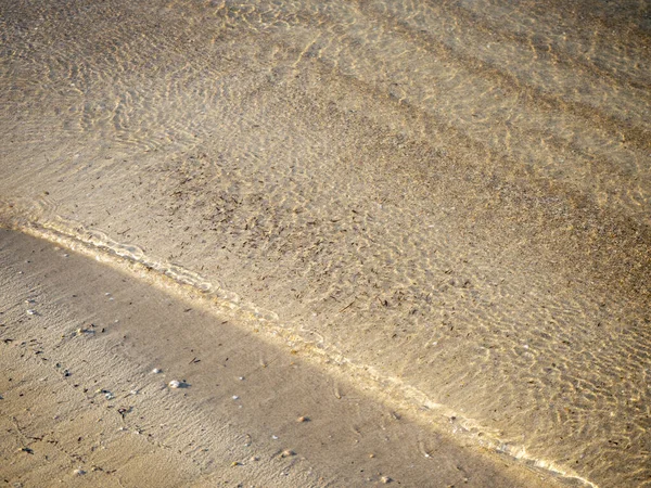 Água transparente em uma praia de ibiza no mar Mediterrâneo — Fotografia de Stock