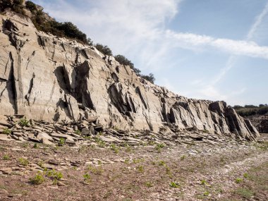 Renkli levha parçaları doğada çürümüş.