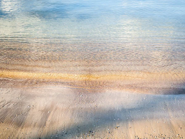Agua transparente en una playa de ibiza en el mar Mediterráneo — Foto de Stock