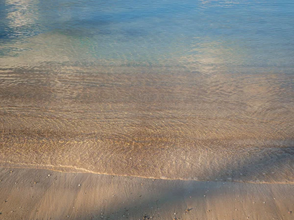 Água transparente em uma praia de ibiza no mar Mediterrâneo — Fotografia de Stock