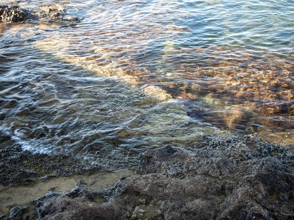 Transparant water op een strand van ibiza in de Middellandse Zee — Stockfoto