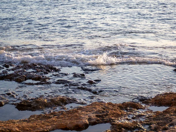 Água transparente em uma praia de ibiza no mar Mediterrâneo — Fotografia de Stock