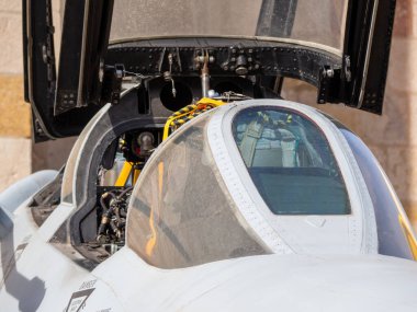 Askeri silah sergisinde bir savaş uçağı. Savunma kavramı