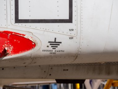 Askeri silah sergisinde bir savaş uçağı. Savunma kavramı