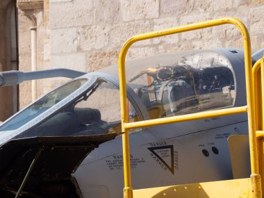 Askeri silah sergisinde bir savaş uçağı. Savunma kavramı