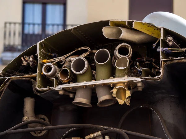 Askeri silah sergisinde bir savaş uçağı. Savunma kavramı