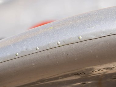 Askeri silah sergisinde bir savaş uçağı. Savunma kavramı