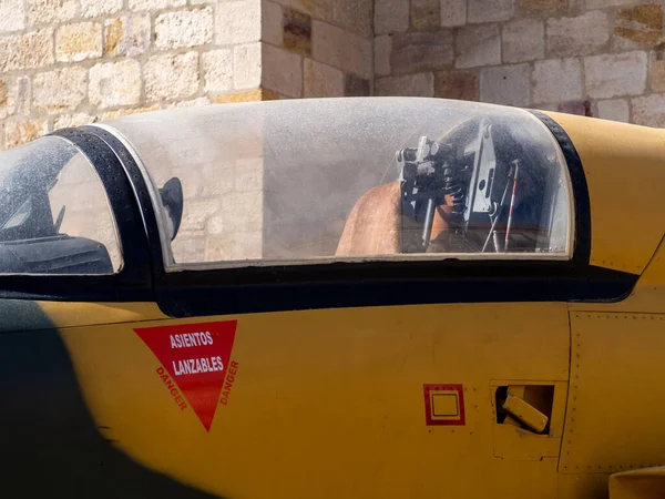 Askeri silah sergisinde bir savaş uçağı. Savunma kavramı