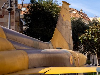 Askeri silah sergisinde bir savaş uçağı. Savunma kavramı