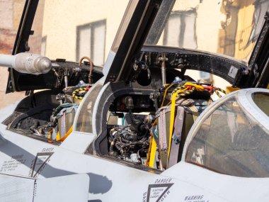 Fantom F4 askeri uçakları açık tepe örtüleri. Avrupa sergisi.