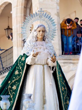 Zamora, İspanya - 14 Nisan 2022: Zamora, İspanya - 14 Nisan 2022: Virgen de la Esperanza kadınlarının geçit töreni
