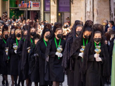 Zamora, İspanya - 14 Nisan 2022: Zamora, İspanya - 14 Nisan 2022: Virgen de la Esperanza kadınlarının geçit töreni