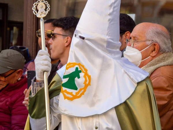 Zamora, İspanya - 14 Nisan 2022: Zamora, İspanya - 14 Nisan 2022: Virgen de la Esperanza kadınlarının geçit töreni